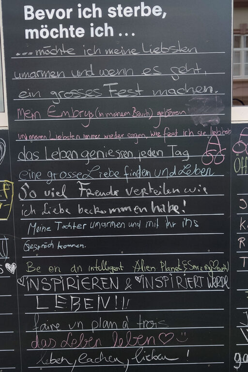 Before I Die - Tafel an der Fassade vom Pflegehotel St. Johann