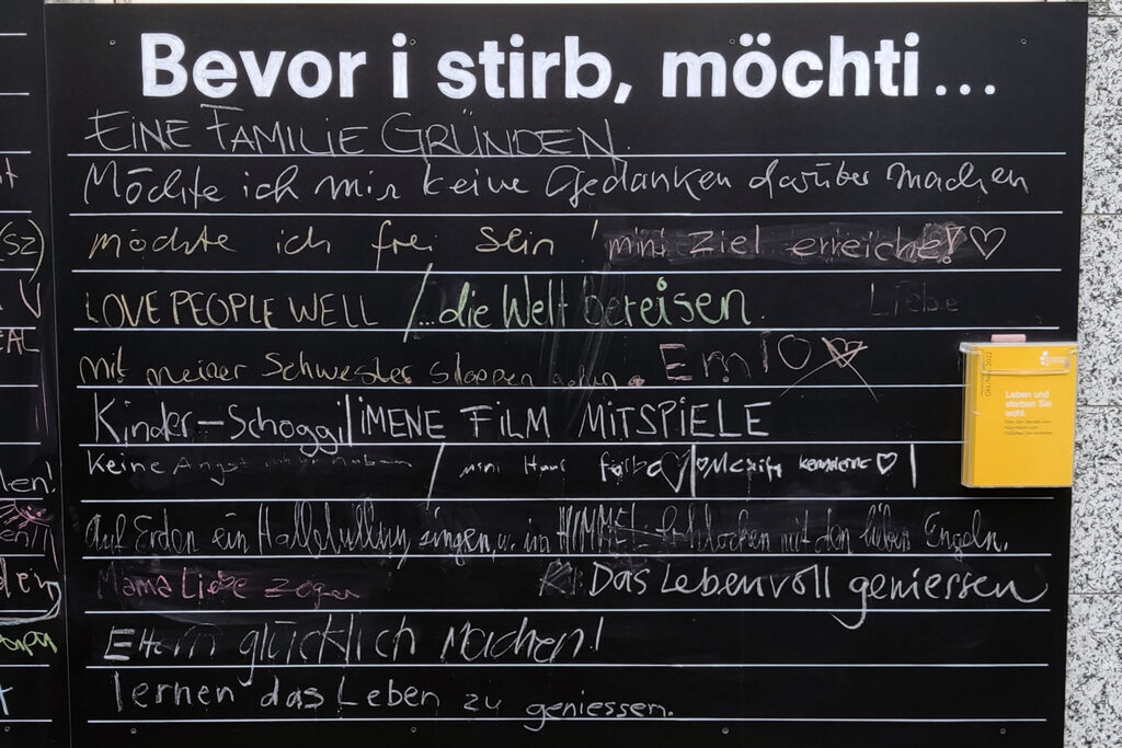 Before I Die - Tafel an der Fassade vom Pflegehotel St. Johann