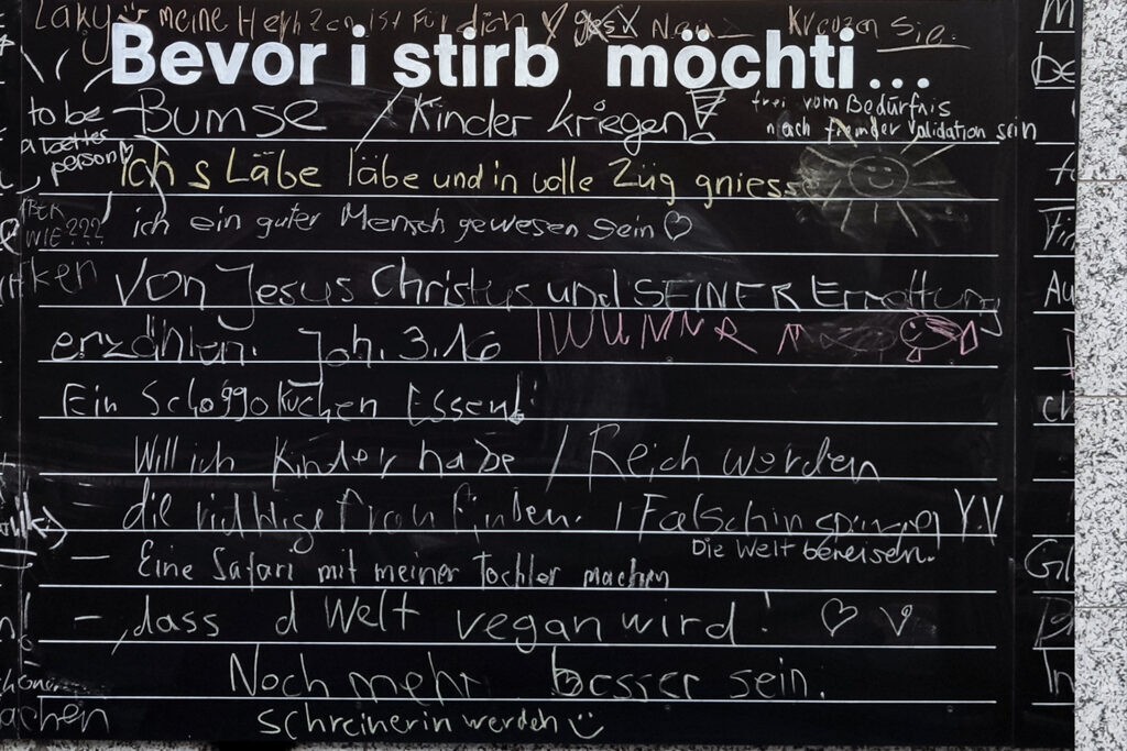 Before I Die - Tafel an der Fassade vom Pflegehotel St. Johann