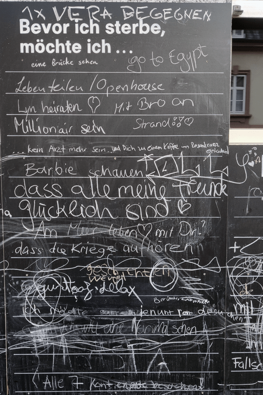 Before I Die - Tafel an der Fassade vom Pflegehotel St. Johann