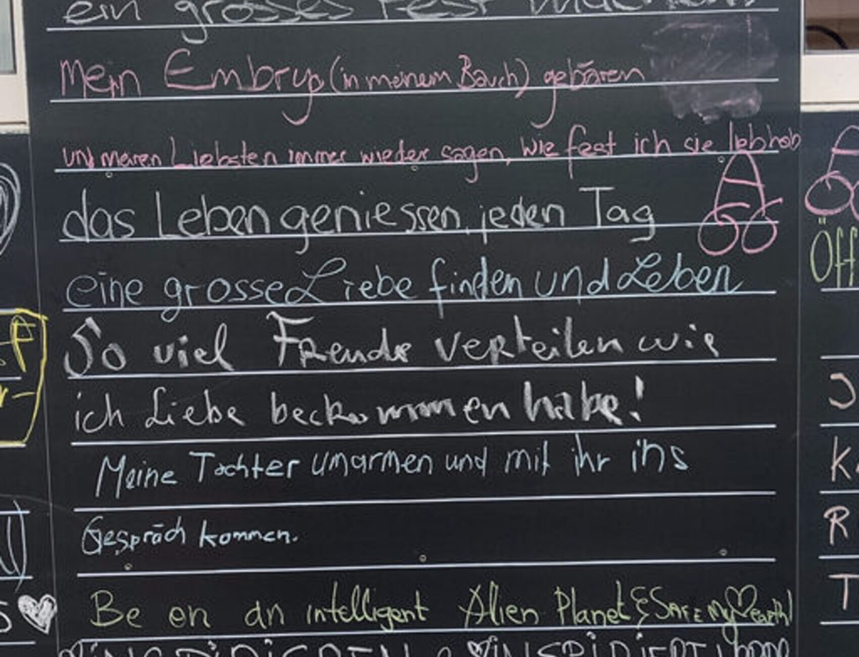 Before I Die - Tafel an der Fassade vom Pflegehotel St. Johann