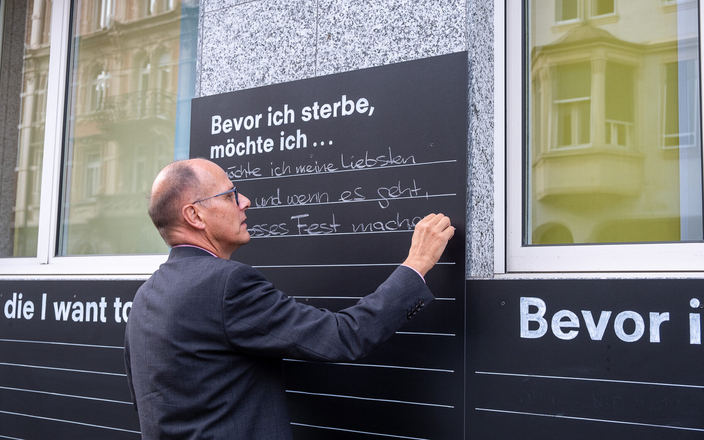 Die Geschäftsführung eröffnet "Before I Die" offiziell