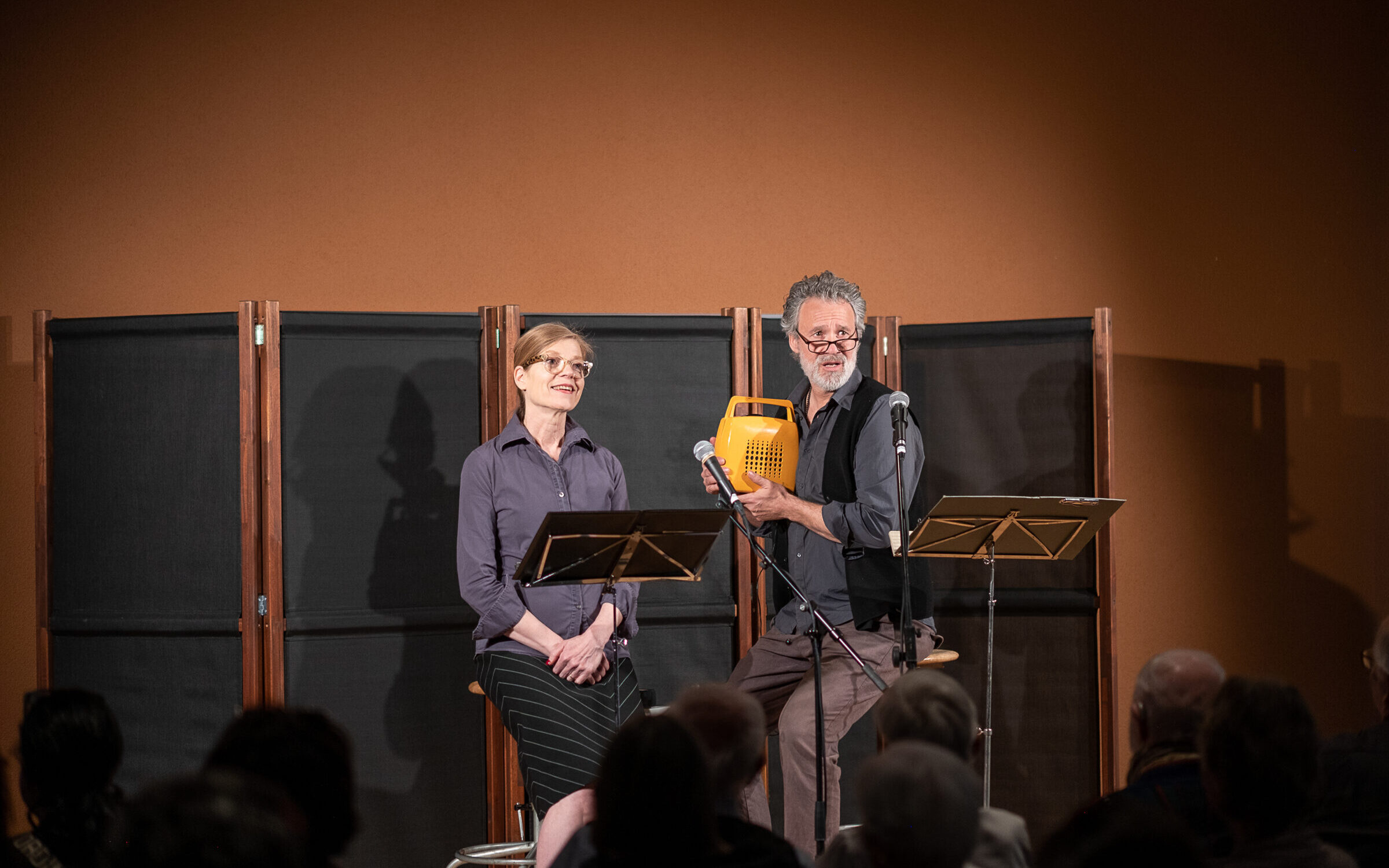 Irina Schönen und Gian Rupf auf der Bühne als Erich und Gerda. Eine wunderbare Lesung.