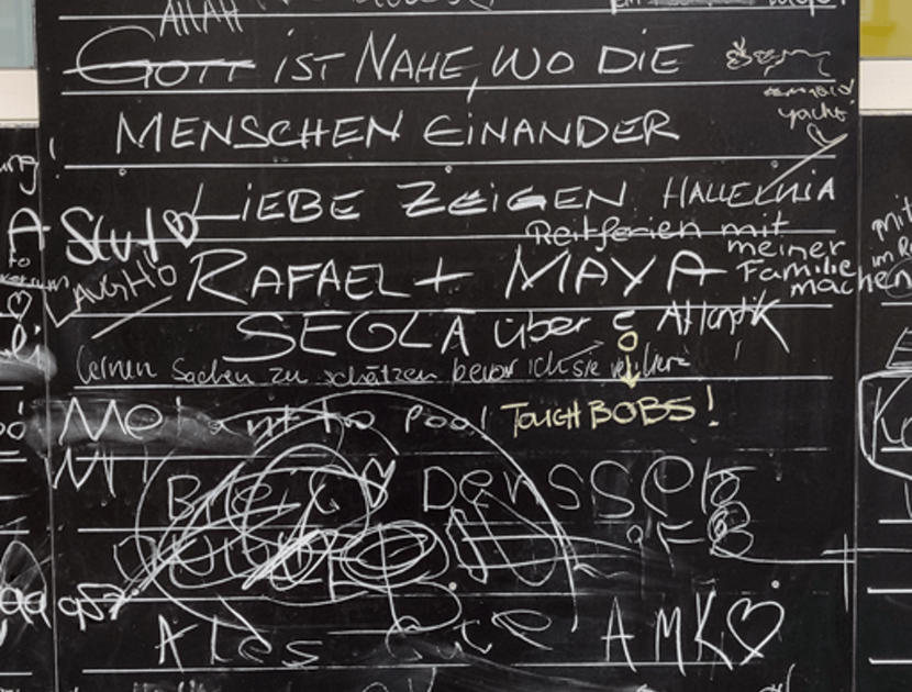 Before I Die - Tafel an der Fassade vom Pflegehotel St. Johann