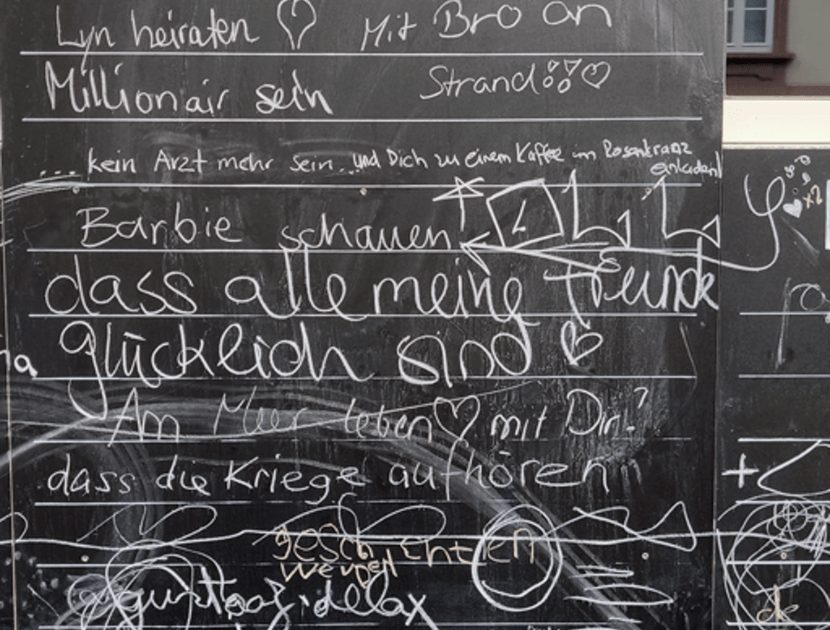 Before I Die - Tafel an der Fassade vom Pflegehotel St. Johann