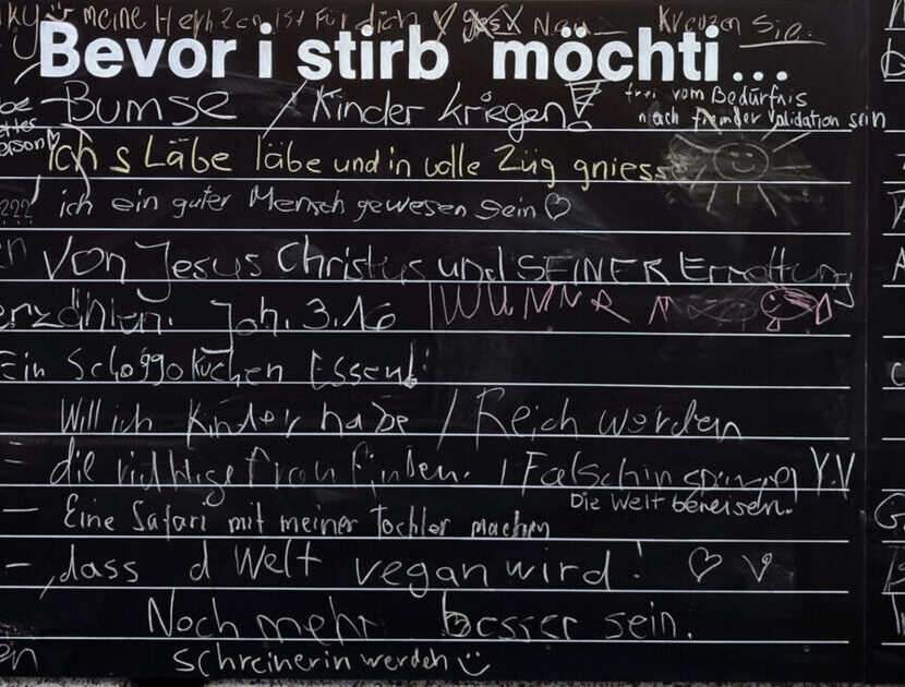 Before I Die - Tafel an der Fassade vom Pflegehotel St. Johann