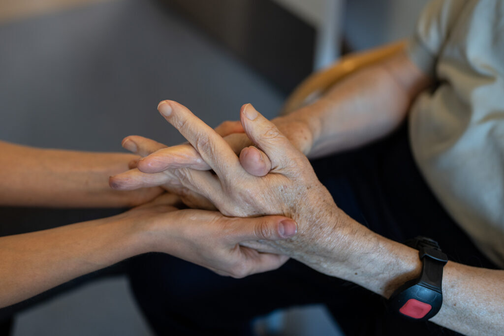 Hände eincremen bei einem Senior im Pflegehotel St. Johann
